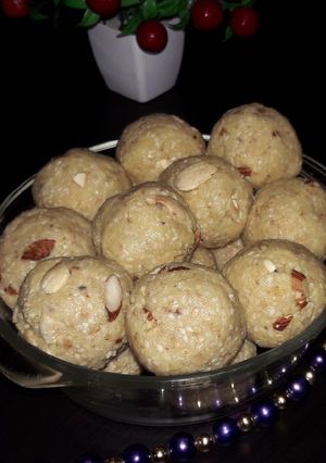 A picture of Sesame and mawa laddu.