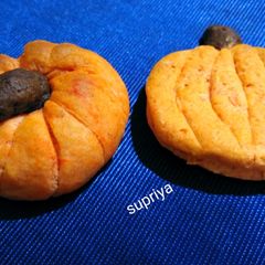 A picture of Eggless Pumpkin shape Cashew cookies.