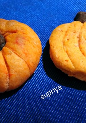 A picture of Eggless Pumpkin shape Cashew cookies.