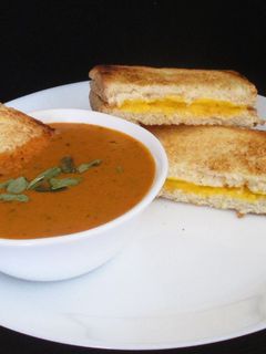 عکسی از دستور سوپ گوجه فرنگی و ساندویچ پنیر گودا