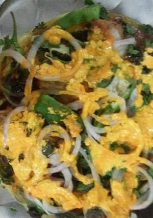 A picture of Dahi dhuha chicken.