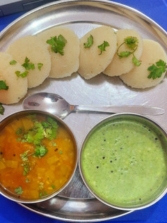 रवा इडली (rava idli recipe in Hindi) रेसिपी मुख्य फोटो