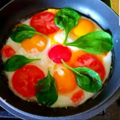 A picture of Egg with potatoes and spinach.