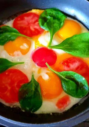 A picture of Egg with potatoes and spinach.