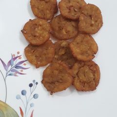 A picture of Aloo garlic biscuits.