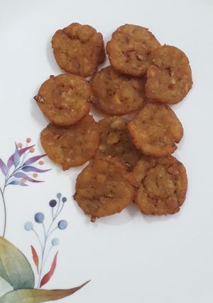 A picture of Aloo garlic biscuits.