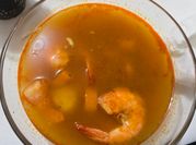 Una foto de sopa de mariscos