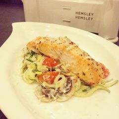 Creamy lemon and black pepper salmon courgetti A picture of Creamy lemon and black pepper salmon courgetti.