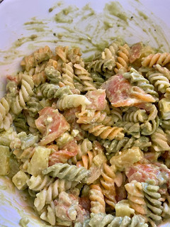 Una foto de Ensalada de pasta y salmón en salsa de aguacate