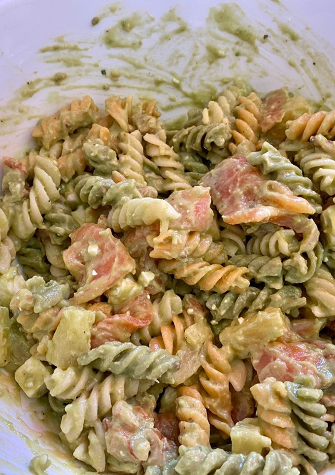 Una foto de Ensalada de pasta y salmón en salsa de aguacate