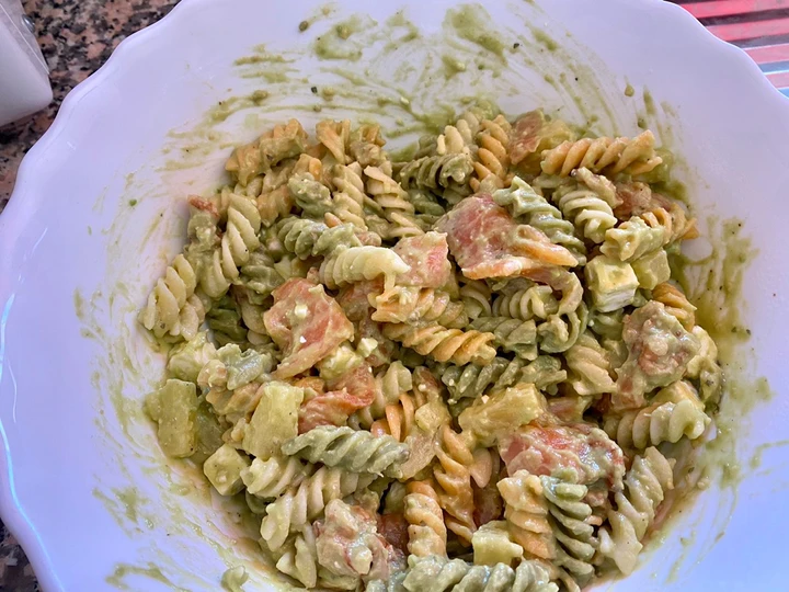 Receta Ensalada de pasta y salmón en salsa de aguacate  que Delicioso