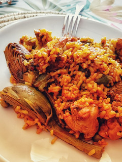 Una foto de Arroz con alcachofas y conejo