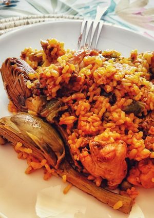 Una foto de Arroz con alcachofas y conejo