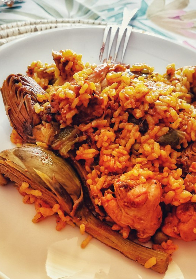 Una foto de Arroz con alcachofas y conejo