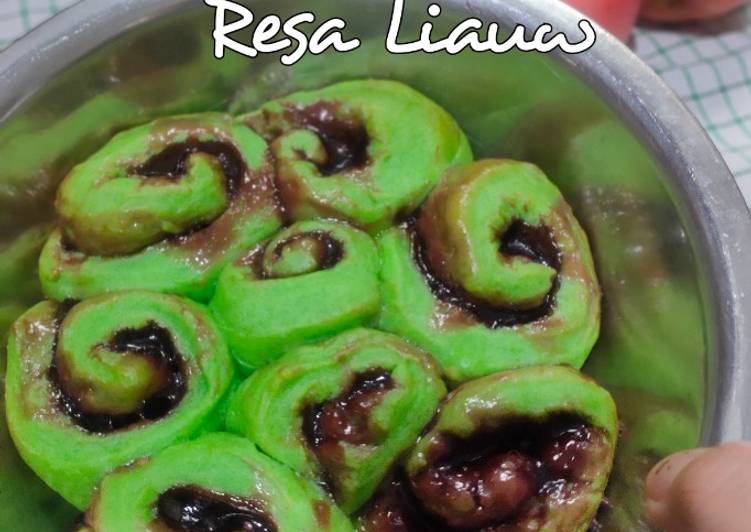 Pandan Blueberry Rolls • Water Roux