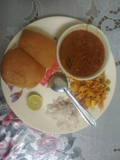 મિસલ પાવ(misal pav recipe in gujarati) રેસીપી મુખ્ય ફોટો