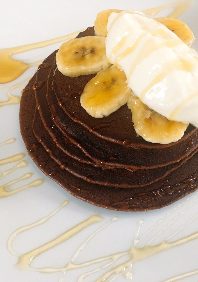 Una foto de Tortitas de platano y chocolate nesquik