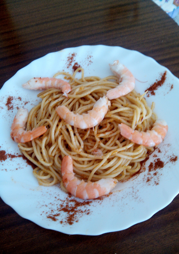 Una foto de Espaguetis al ajillo con gambas