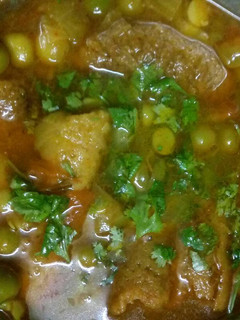भाजी पकोड़े और मटर की सब्जी (Bhaji pakore or peas ki sabzi recipe in hindi) रेसिपी मुख्य फोटो