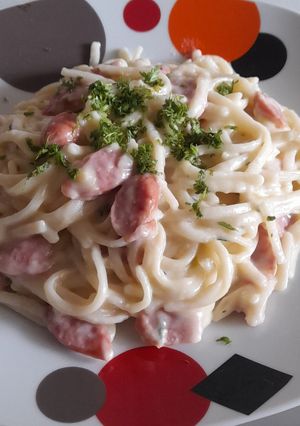 Una foto de Espaguetis en salsa blanca