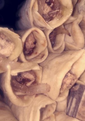 صورة لوصفة قطع الدجاج والبصل بخبز التورتيلا 😋