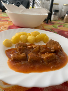 Una foto de Atún con tomate y patatas