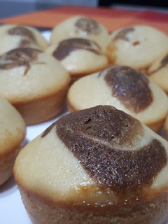 Una foto de Muffins o Cupcakes de Vainilla con corazón de Dulce de Leche