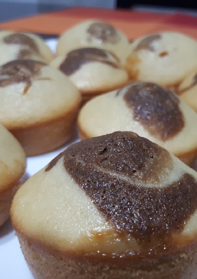 Una foto de Muffins o Cupcakes de Vainilla con corazón de Dulce de Leche