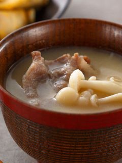 【家樂福廚房】雪白菇豬肉味增湯 的食譜成品照片