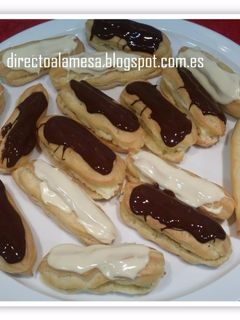 Una foto de Eclairs de crema y chocolate