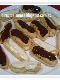 Una foto de Eclairs de crema y chocolate