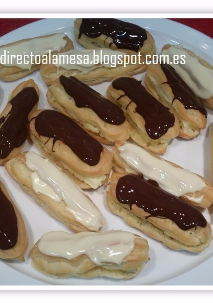 Una foto de Eclairs de crema y chocolate