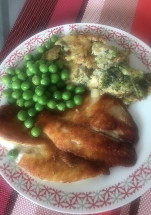 Una foto de Filete de pescado con tortilla de Brocolí y guisantes