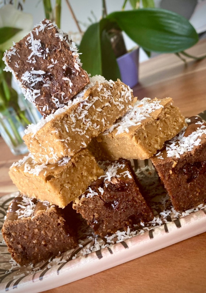 Una foto de Brownie saludable de plátano y mantequilla de cacahuete