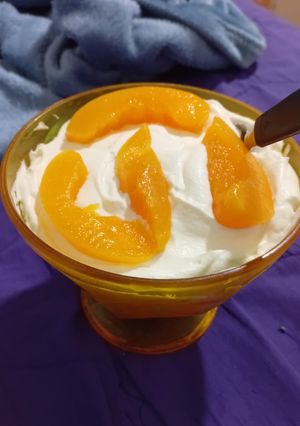 Una foto de Postre de Vainillas, crema y duraznos