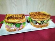 Una foto de sandwich de anchoa