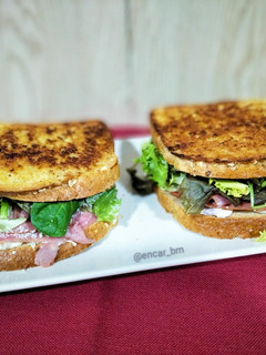 Una foto de Sándwich de pastrami