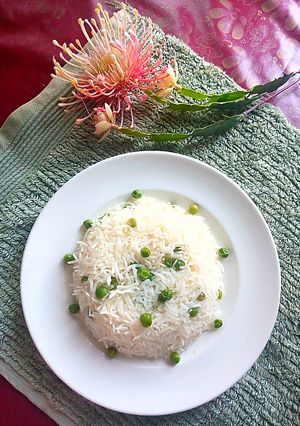 A picture of Garlic Matar rice.