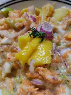 Una foto de Ensalada de mango, zanahoria, tomate verde y cebolla morada😜🥙🥕