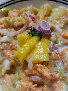 Una foto de Ensalada de mango, zanahoria, tomate verde y cebolla morada😜🥙🥕