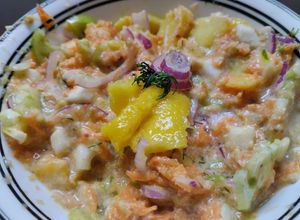 Una foto de Ensalada de mango, zanahoria, tomate verde y cebolla morada😜🥙🥕