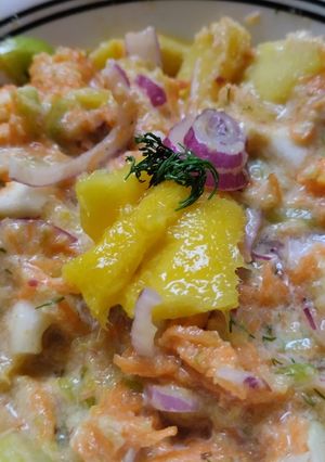 Una foto de Ensalada de mango, zanahoria, tomate verde y cebolla morada😜🥙🥕