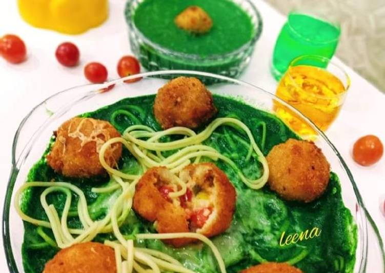 Risotto Balls with Spinach Sauce and baked Spaghetti