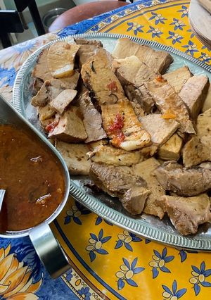 Une photo de Rouelle marinée de porc aux tomates cerises et herbes aromatiques