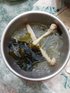 海帶芽雪白菇冬粉麻辣湯 的食譜成品照片
