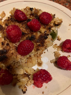 Una foto de POSTRE de MANZANAS y COCO con FRAMBUESAS (estilo crumble de manzanas) sin gluten, nutritivo y fácil