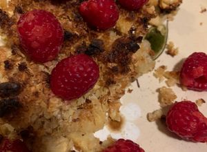 Una foto de POSTRE de MANZANAS y COCO con FRAMBUESAS (estilo crumble de manzanas) sin gluten, nutritivo y fácil