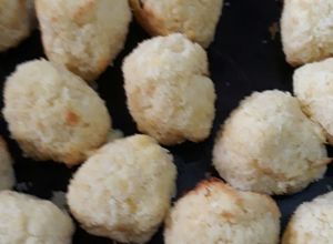 Una foto de Cocadas rápidas y fáciles para que cocinen los niños de la casa!