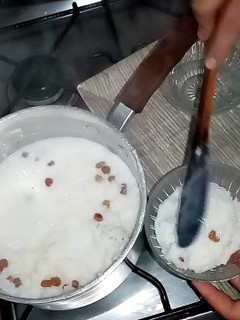 صورة لوصفة تحلية الأرز بالعنب المجفف للأطفال 😋👍