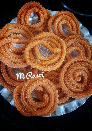 भाजणीची चकली (bhajnichi chakli recipe in marathi) रेसिपी चे मुख्य फोटो 